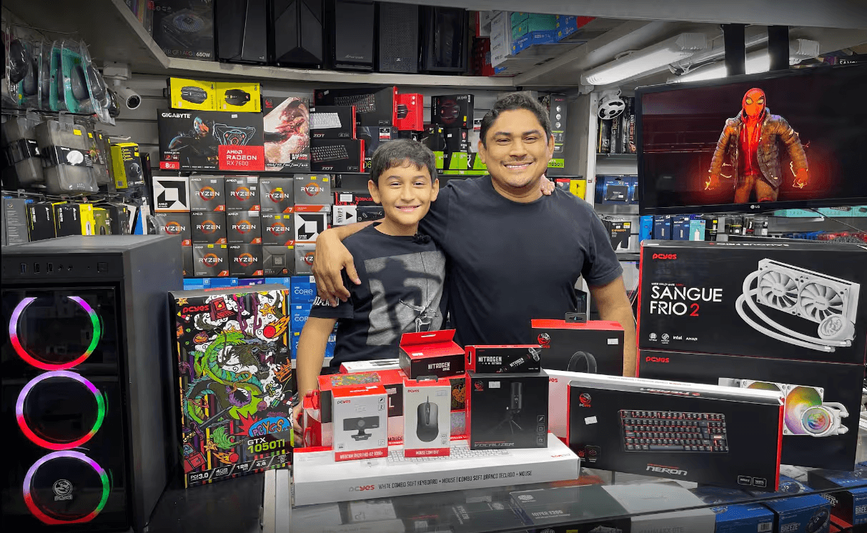 Bancada da JDINFO com equipamento eletrônico